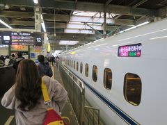 08:22広島発鹿児島中央行
さくら543号

いつものように「こだま指定席きっぷ」で九州へ向かおうとしました。
だがしかし、時すでに遅しで朝の時間はすべて売り切れ。
サイバーステーションで検索するもこだまの指定席自体が満席。
のぞみなどは空席なので速達列車が停車しない駅で何かのイベントがあったようです。
どこのなんのイベントか調べてみましたが不明。
こだまなら4,600円で行けるところが、6,900円もかかりました。
二人で4,600円のロスです。
購入は１カ月前の発売日にしておきましょう！