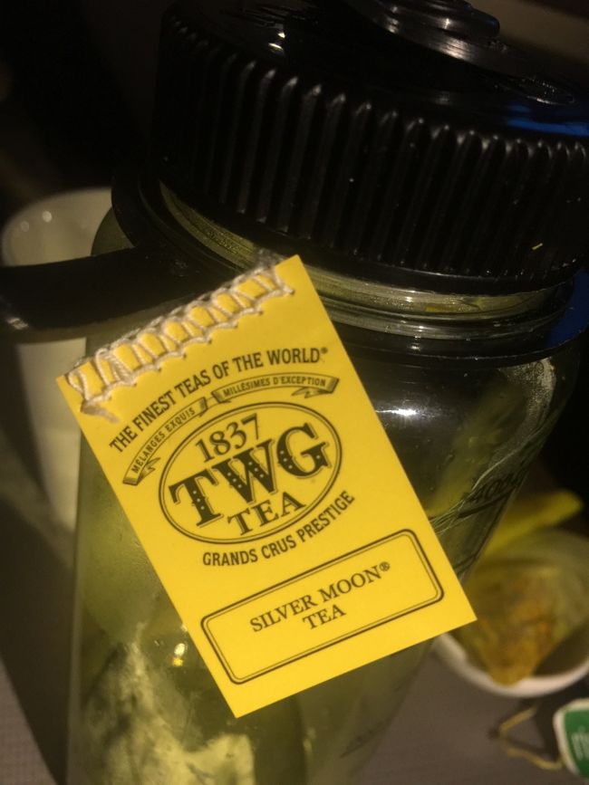 お茶を　セキュリティブランケットがわりにしているわしの　今回のお供は　TWGの　シルヴァームーンティー；?月亮茶、とは言え　セキュリティでは空にしないと没収されるので　気を付けないとならない、、