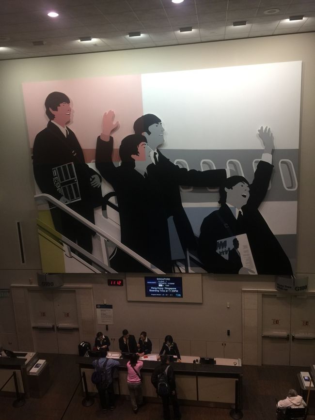 SQで　ビジネスなので　サンフランシスコのポラリスをつかえた（リンリンベルベルちゃん、SFOのポラリスやっと使えましたｗ）　わしたちが行ったのが　夜の１０時過ぎで　働いている人たちはとても眠そうだったｗ　チョッピ―ノを食べました、、おうどんみたいなのもありました、、<br />これは　ゲート前のビートルズ！　