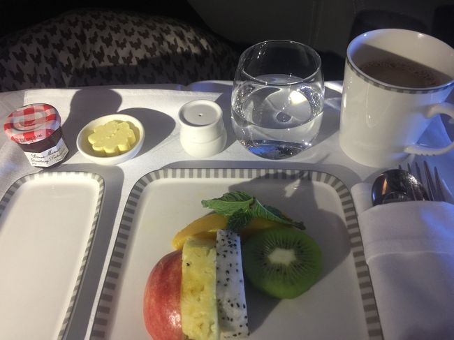 DPSまでと　サヌールにて、、と　SFOまでと言う構成なので　これからは　ほぼ食べ物の写真ばかりになるだしょう、、ｗ<br />このフルーツ盛り合わせは　ドラゴンフルーツが入っているものの、、USで食べてるフルーツとあまり変わりない味でした、、