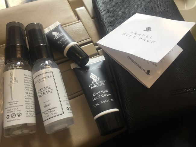 この　SQ002だったかしら、は　夜中発だ、、　六時ごろに香港に着き、一時間の待ち合わせ後に　シンガポールに着く、、<br />SQのビジネスにも　こんなのがつくようになったｗ<br />それが面白いのだ、、　しわ取りと　布のにおい鳥と　ハンドクリームとチャップリップ、それに　１リットル？のジプロック、、ポーチは縦長で　ペンシルケースとかになりそうな　皮に見えるプラスティック、、こういうコンセプトも良いかも、、