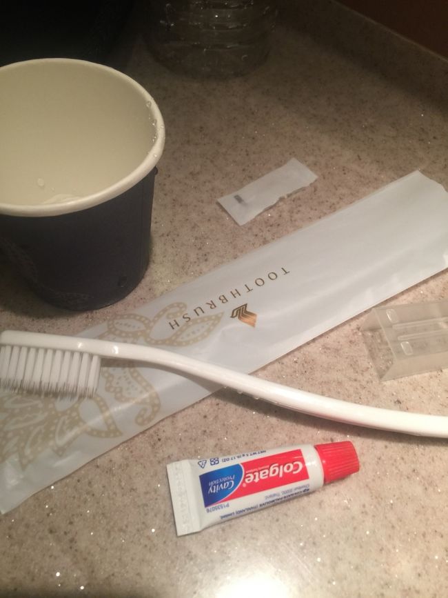 SQの　歯ブラシセットは　上の部分に切り込みがあって　ブラシの部分のキャップがついていて　トゥースペイストがなくなるまで　使おうと思えば使える処が好きじゃ！　JALのとかだと　切り込みが斜めになっていて　一回で使い捨てな感じです、、鋏を持ち歩けば上の部分だけ切れるのだろうが、、