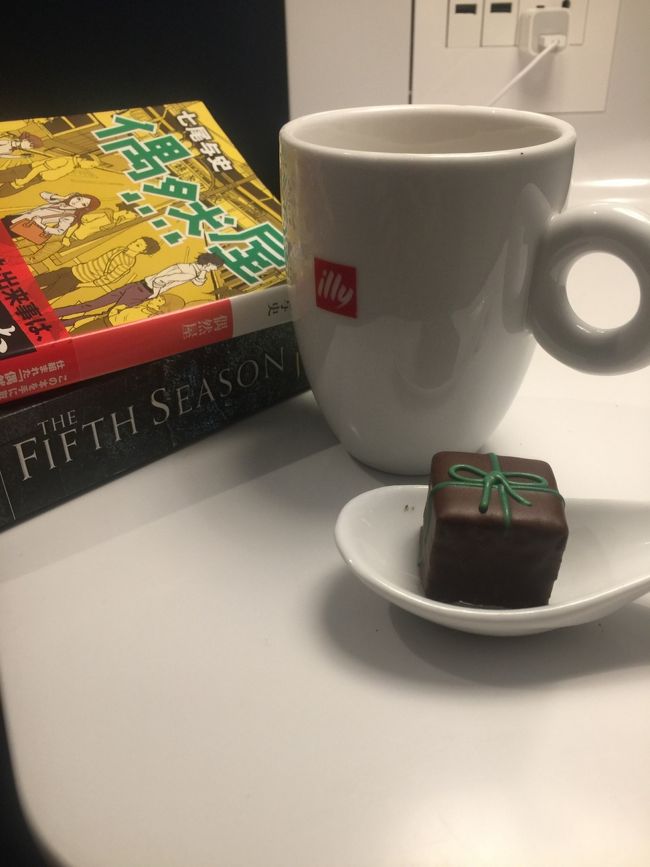 これも　ポラリスで、、<br />突然　メリークリスマス！と言って　この一口　チョコレートカヴァーケイクを<br />飲んでるのは　飲みにくい取っ手のイリィのマグカップで　ホットウォーターｗ<br />このマグカップのおかげで　お湯をこぼしそうになった、苦情を残しておけばよかった、、イタリア人のデザインとも思えない！