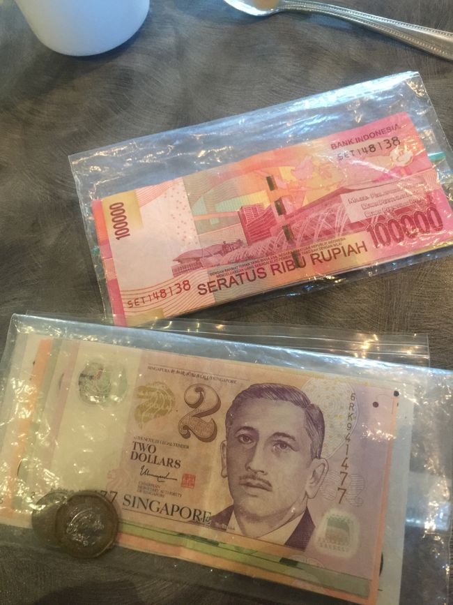 旅行前に　引き出しとか漁って　みつけた　インドネシアルピィと　シンガポールダラーｗｗ　インドネシアは　６０万ぐらい、、　シンガポールは　５０ドル　ぐらい見つかった