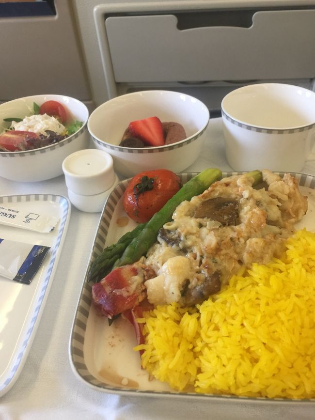 香港―シンガポール間だったかも<br />ロブスターテルミドール、、<br />美味しかったし　ヴォリュームもあったが　味付けが海峡風？<br />スパイスの使い方が　マレー風？　賛否あるじゃろう<br /><br />その１はこれで終わるようでする、、！！<br />なんという中途半端な、、<br /><br />