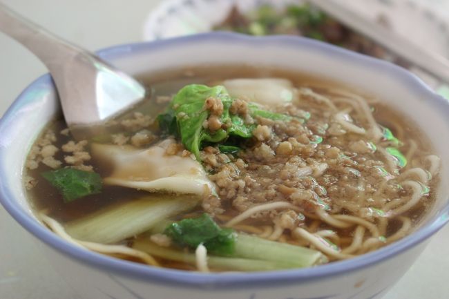 麺<br /><br />50元≒200円<br /><br />うまい。<br /><br />こういうなんてことのない飯がうまいのが、台湾のいいところ。