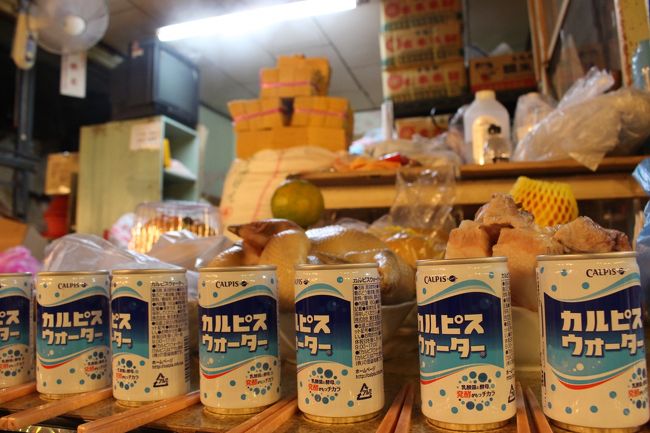 市場に戻ると、多くの店がお供えの準備をしていた。<br /><br />ガイドブックによると、満月の日にこうやるらしい。