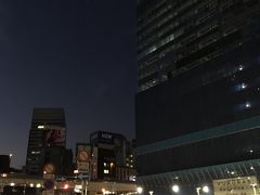 まだ夜が明けていない渋谷。
前日飲み過ぎ、危なく寝坊するところだった。
なんとか６：２０のバスで羽田空港へ