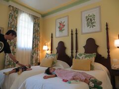 イグアスの滝の中にあるホテルで、疲れ果てた子どもたちが爆睡してます。
壁の絵が素敵です。ハチドリ。
ベルモンド ホテル ダス カタラタス
