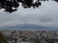 最終日は小雨混じりでしたが、ホテルで
傘を借りて、天文館からシティービューバス（1回190円）に乗って、城山展望台へ。
残念ながら、前日はよく見えた桜島も上半分は雲の中でした。
ここからは遊歩道を通って、下の街まで歩きました。