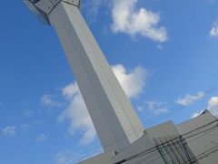 五稜郭公園の五稜郭タワーに昇りました。天気も良く遠くの景色も見えました。