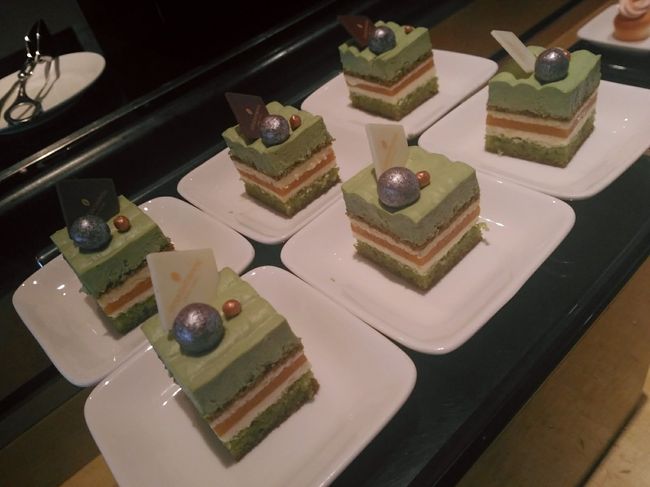 こちらはピスタチオのケーキ。