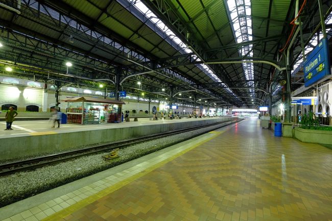 徒歩でKL駅を抜けて…