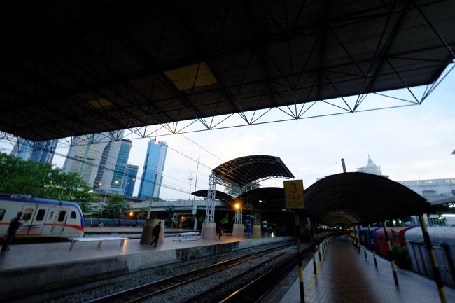 ホームを2つ越えて…パサールセニ駅に向かいます。