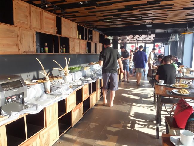 朝食会場は別棟、ちょいと小さめですね。<br />この日は韓国の方が多かった様な･･･、キムチもありました。