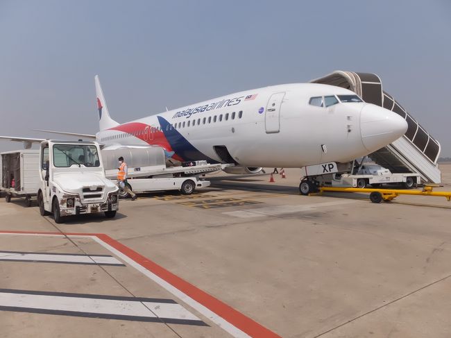 ボーディングは行きと同様にタラップです。<br />自分たちのスーツケースも確認できるほどの至近距離で搬入作業が行われていました。