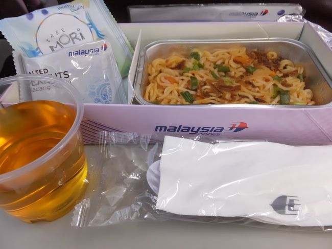 機内食は、べちゃっとしたイタリアン風焼きそば？？