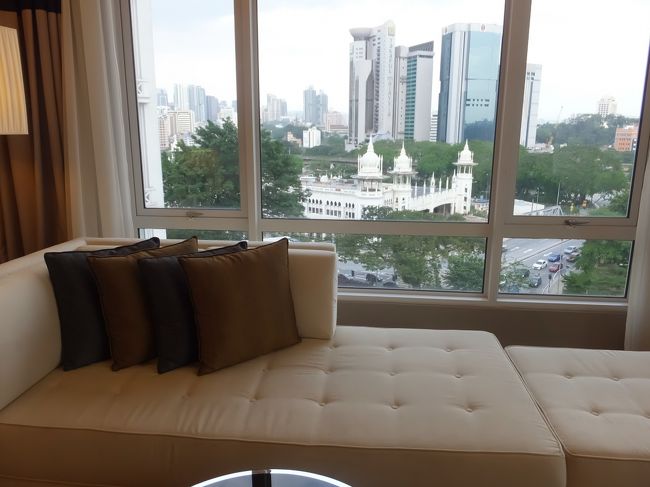 以前にKLに来た時には、早朝に白亜の駅の写真撮影にわざわざ電車に乗ってここまで来ました。それが部屋の中から寝転んで眺められるなんて、大げさではなく、感無量です！