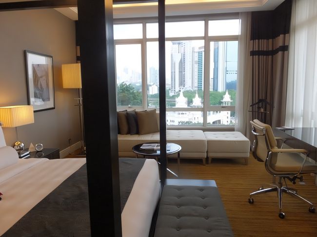 窓から見える白亜のクアラルプール駅に絶叫!!!<br />このホテル一番の見晴らしなのではないでしょうか？