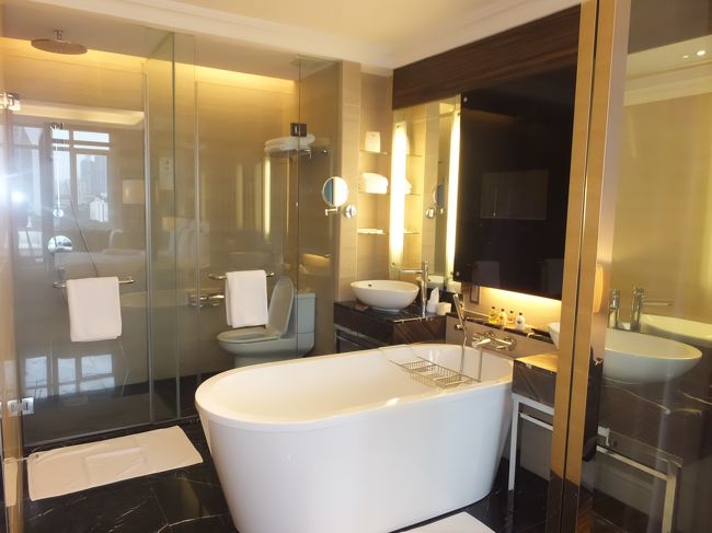 BATH ROOMとのドアは透明で広々としています。<br />もちろん、カーテンがありますから閉めたままです。<br />バスアメニティはマジェスティックホテルのオリジナルです。<br />