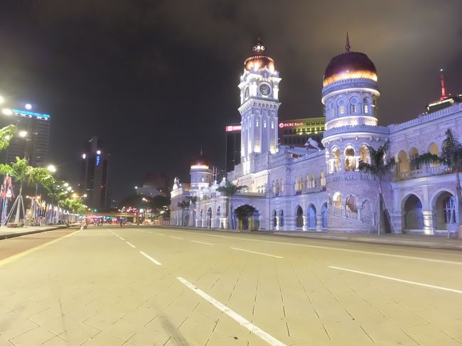 KLの観光名所が集結しているこの場所は、昼間は人が多く、観光バスも多数止まっていて交通量も多いので、この道路に誰1人いないなんて奇跡です！！