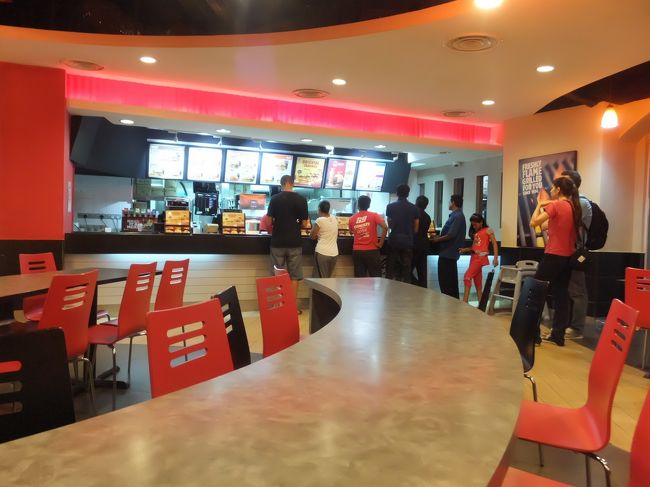 夕飯は遅くなってしまい、候補のレストランは全滅状態であったため、駅近くのバーガーキングにて。