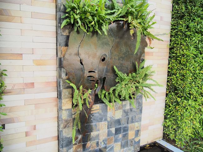 象の口から水が流れるようになっています。