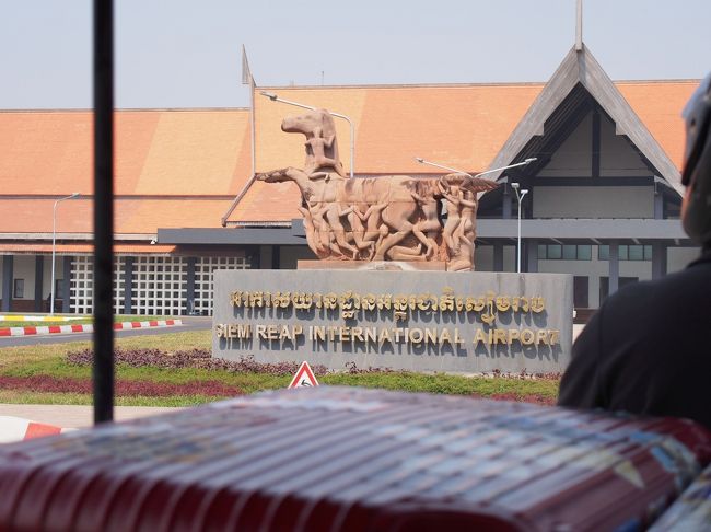 この街にはTAXIが皆無なので、ホテルの無料送迎TUKTUKにスーツケースを２つ載せて国際空港に乗り込みです(笑)<br />結構な大通りを大きなスーツケースを載せて爆走！