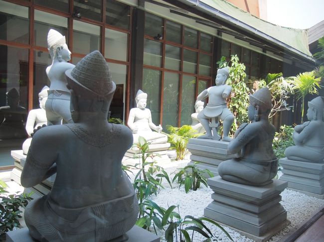 空港内も凝ったオブジェが並んでいます。