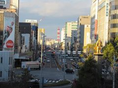 駅前からまっすぐに伸びる金華橋通り。右に見えているのは黄金の信長公像。