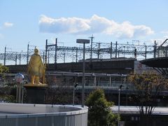 黄金の信長公像を見ながら岐阜駅へ向かいます。

（つづく）