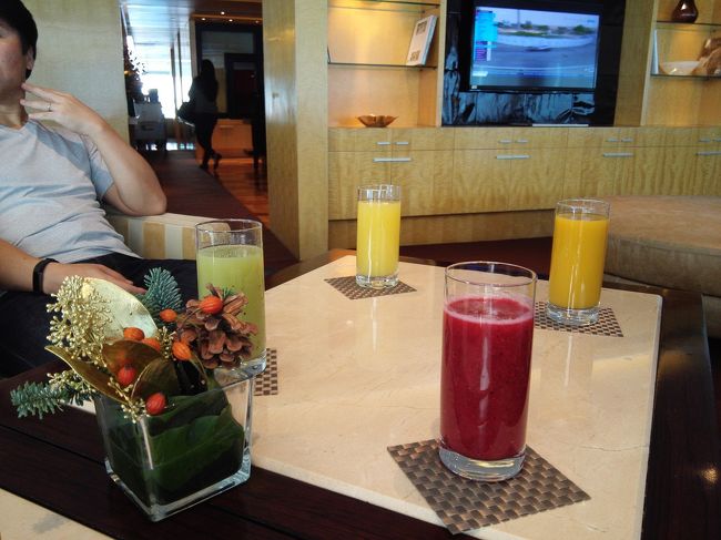 12時、ラウンジにてチェックアウト。<br />最後にスムージーを頂きました。<br />みんなそれぞれキウイ、マンゴー、ベリー、パイナップル。<br />