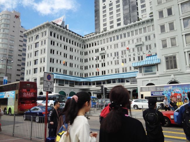 ペニンシュラ前の横断歩道、何度も渡ったな。<br />この後、ランガムプレイスでウインドウショッピングして女人街をふらふら。<br />男人街までさらに歩いたけど、こちらはまだやっておらず、歩き疲れてホテルに戻ることに。