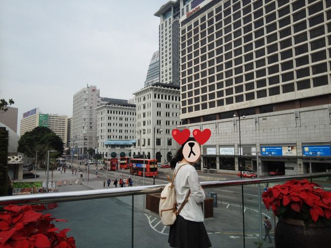 ホテルに荷物を預け、地下鉄でランガムプレイスや女人街へ行ってみることに。<br />そごうとペニンシュラをバックに。