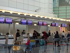 　11月29日(木) 12:00、羽田国際空港に到着、いよいよミャンマ－に向けてエアチャイナで出発です。料金は総額36070円と格安です。もちろんLCCでないため、食事や荷物(23kgx2個)を預けることも可能です。
　まずはエアチャイナ(CA182/14:20発)で北京へ。