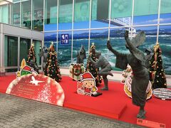 10:00　徳島阿波おどり空港に到着
空港の前の阿波踊り像がクリスマス装飾されていました。シュール。

空港から徳島駅までリムジンバス（440円）で40分くらい。