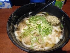 大阪のうどんと言えばかすうどんです。
牛の腸を素揚げて刻んだ油カスをふんだんに入れたうどんです。
これは難波のお店で食べたものですね。

