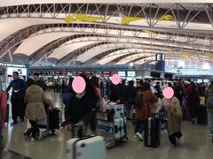 10:47

夜勤を終えて、梅田からバスに乗ってやってきました。関西国際空港です。
今回なにも考えないまま時間だけ見てツアー申し込みをして、出発数日前に関空出発であることに気づきました（笑）ッアー！めっちゃ早い時間の飛行機じゃなくてよかった！！ｗｗ（取れた一番早い飛行機がお昼の時間だった）
バス爆睡してきたので、あっというまに関空です。金曜日ということもあるのか人が多いです～。海外いいなぁ。