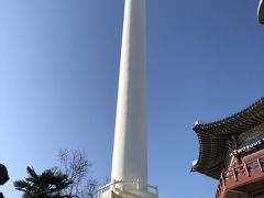 丘の上に建つのは龍頭山公園にそびえ立つ、高さ120mの釜山タワーです。
真っ白な塔が青空に映えます。