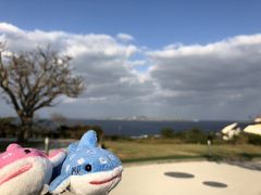 4日目は、海洋博公園でたくさん遊ぼう！と決めた日。
早めにホテルを出て8時半に駐車場到着、てくてく歩いて美ら海水族館へ。
厚い雲がかかっていますが、太陽は出ているので青空。伊江島が遠くに見えます。
