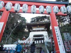 江島神社　朱の鳥居と瑞心門

朱の鳥居は、昭和11年（1936）山田流筝曲の家元が再建・寄進したもの。
龍宮城を模した瑞心門で、瑞々しい心でお参りできるようにと名付けられたそうです。