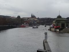 とりあえずプラハ城に行こうかと思ってぐぐったら、川を渡った先の路面電車がいいというので、川を渡る。遠くにプラハ城見える。