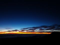 山頂に着きました
だんだんとサンライズが始まっています
高山病は大丈夫でした
ジェームズからの注意点としては 具合悪くなったらとにかく言ってとのこと 日本人は我慢しちゃう人が多いから 最後は吐いちゃう人もいるそうで