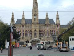 　ウィーン市役所。ブルグ劇場の向かいにあります。尖塔がたくさんある宮殿のような建物です。