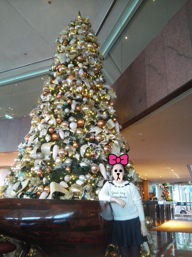 女人街を散歩してインターコンチに戻ってきました。<br />ロビーラウンジで夕暮れを見ながらビールで休憩。<br />大きなツリーがきれい。