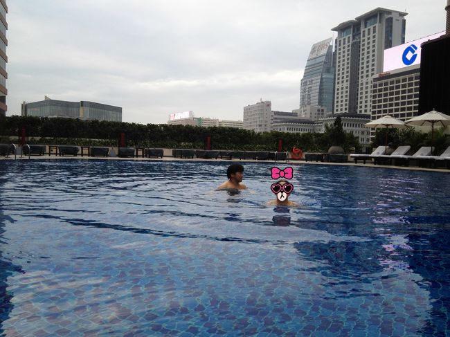 朝から食べ過ぎたので夫と娘はプールに入って運動！<br />貸しきり～＼(^-^)／<br />私は水が冷たそうで入る勇気がでなかった…。<br />