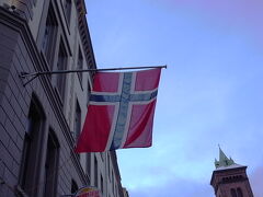 お腹もいっぱいになったので、
次はオスロ大聖堂に向かいます。
歩いている途中でノルウェー国旗をパチリ。
