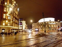 夕食がてら、ヘルシンキの街を散策します。
大好きなアーリッカとアラビアをチェックしながら、
元老院広場で行われているクリスマスマーケットに向かいます。
