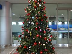 タンソンニャット空港に到着。バンコクのクリスマスツリーを見た後にはショボく見えますが、ベトナムのクリスマスデコレーションもレトロで可愛いと思います。