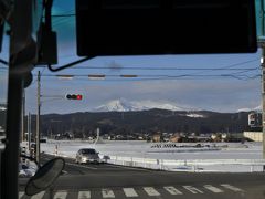 2日は

冬の奥入瀬渓流 ツアースタート！！

奥に見えるのは八甲田山です！

この時期にこんなに綺麗に八甲田山が見られるのは、めったにないそうです♪♪

ガイドのおじさんも興奮していました！！